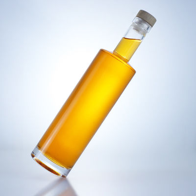 Botella de alcohol de vidrio personalizada con base pesada y tapon de corcho