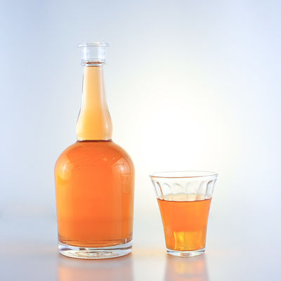 Botella de vidrio de whisky con cuello largo y superficie decal
