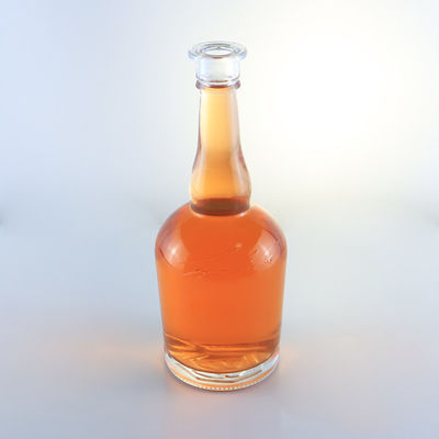 Botella de vidrio de whisky con cuello largo y superficie decal