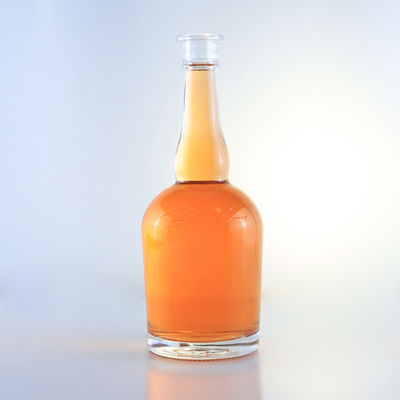 Botella de vidrio de whisky con cuello largo y superficie decal
