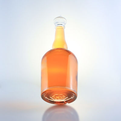 Botella de vidrio de whisky con cuello largo y superficie decal