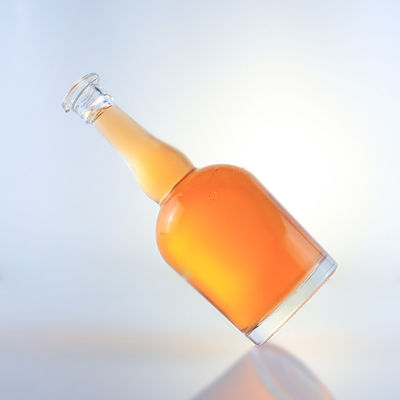 Botella de vidrio de whisky con cuello largo y superficie decal