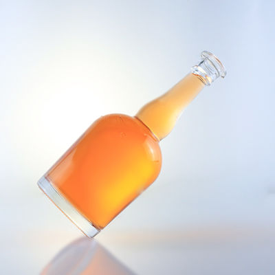 Botella de vidrio de whisky con cuello largo y superficie decal