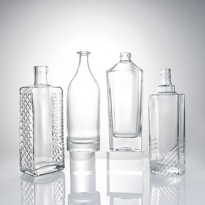 Botella de licor de vidrio transparente con cuerpo en relieve y tapon de corcho