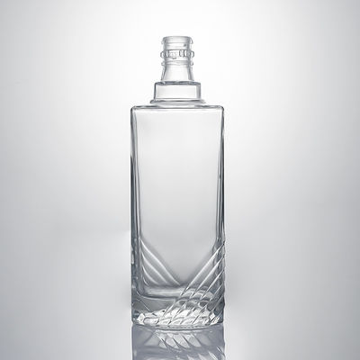 Botella de licor de vidrio transparente con cuerpo en relieve y tapon de corcho