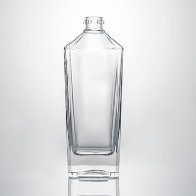 Botella de licor de vidrio transparente con cuerpo en relieve y tapon de corcho