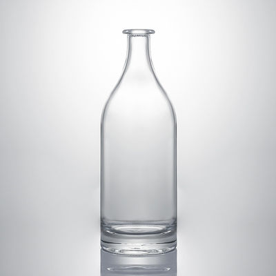 Botella de licor de vidrio transparente con cuerpo en relieve y tapon de corcho