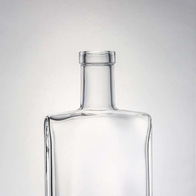 Material del cuello Vidrio 700ml Cuadrado Super Flint Botella de vidrio para Vodka Gin Rum Whisky
