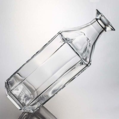 Botella de licor de vidrio poligonal única o personalizada para whisky, ginebra, ron y vodka 1000 ml
