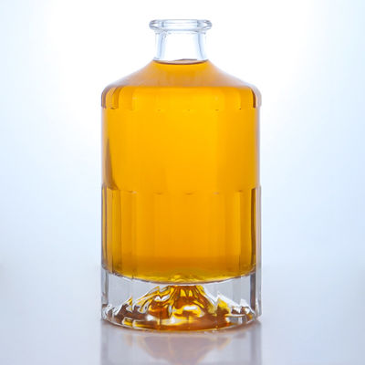 Botella de vidrio de whisky con forma única y cierre de corcho en T