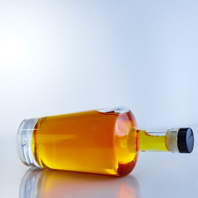 Botella de vidrio con tapa de tornillo de diseño para Gin Rum Champagne Whisky Brandy 750ml