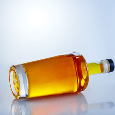 Botella de vidrio con tapa de tornillo de diseño para Gin Rum Champagne Whisky Brandy 750ml