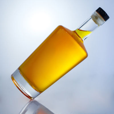 Botella de vidrio con tapa de tornillo de diseño para Gin Rum Champagne Whisky Brandy 750ml