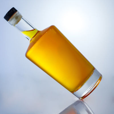 Botella de vidrio con tapa de tornillo de diseño para Gin Rum Champagne Whisky Brandy 750ml