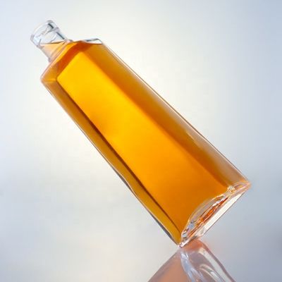 Logotipo personalizado Vidrio transparente Botella de whisky de 750 ml con corcho y forma cuadrada