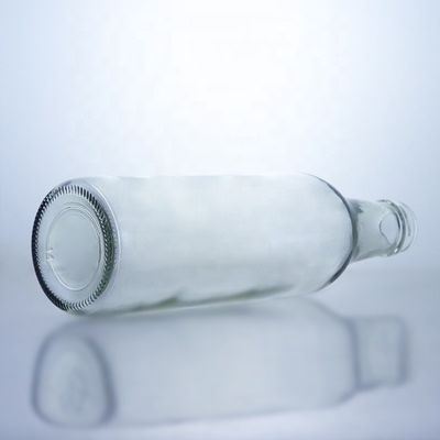 Botella de vidrio de whisky de vodka de forma especial con acabado superior de tornillo