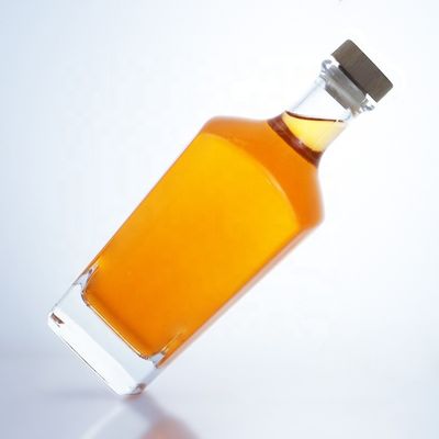 Estampado en caliente Manejo de la superficie Color claro o personalizado Botella de vidrio de 750 ml de ron vodka licor