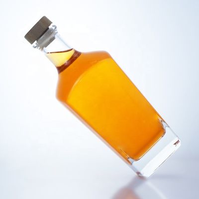 Estampado en caliente Manejo de la superficie Color claro o personalizado Botella de vidrio de 750 ml de ron vodka licor