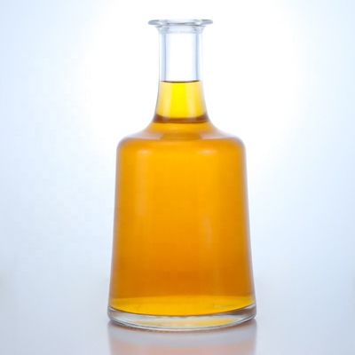 Manipulación de la superficie Estampado en caliente Botella de vidrio con corcho para vodka Gin ron whisky