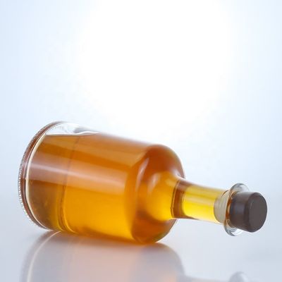 Manipulación de la superficie Estampado en caliente Botella de vidrio con corcho para vodka Gin ron whisky