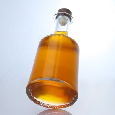 Manipulación de la superficie Estampado en caliente Botella de vidrio con corcho para vodka Gin ron whisky