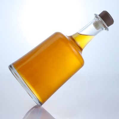 Manipulación de la superficie Estampado en caliente Botella de vidrio con corcho para vodka Gin ron whisky