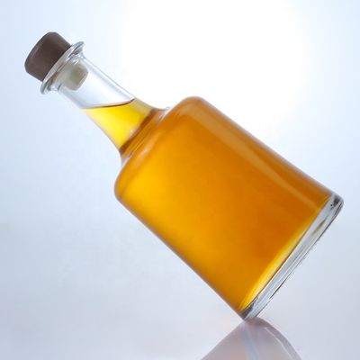 Manipulación de la superficie Estampado en caliente Botella de vidrio con corcho para vodka Gin ron whisky