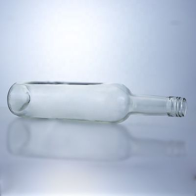 Botella de vidrio transparente de 500 ml 700 ml 750 ml 1000 ml para el tratamiento de las superficies del whisky con estampado en caliente