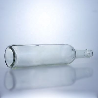 Botella de vidrio transparente de 500 ml 700 ml 750 ml 1000 ml para el tratamiento de las superficies del whisky con estampado en caliente
