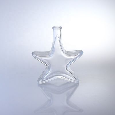 Botella de vidrio de vodka y brandy con forma especial con acabado de corcho hecho de vidrio