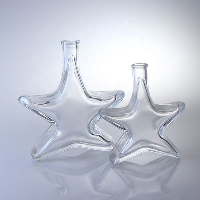 Botella de vidrio de vodka y brandy con forma especial con acabado de corcho hecho de vidrio
