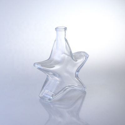 Botella de vidrio de vodka y brandy con forma especial con acabado de corcho hecho de vidrio