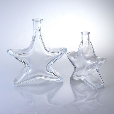 Botella de vidrio de vodka y brandy con forma especial con acabado de corcho hecho de vidrio