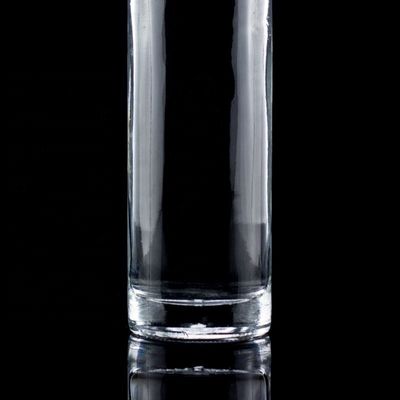 Botellas de vidrio de 1750 ml 1000 ml para licor personalizado Botella redonda de vodka Uso versátil