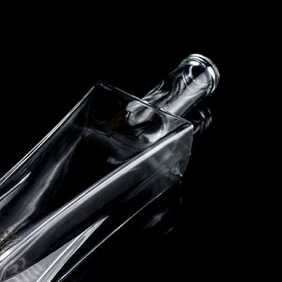 Botella única de vidrio de 750 ml de hombro cuadrado con corcho para whisky rum vodka