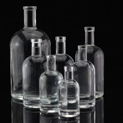 Material base de vidrio Vodka Liquor Botella de vidrio de diferentes tamaños para destilerías