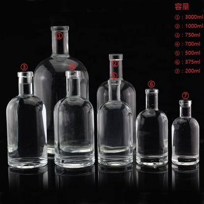 Material base de vidrio Vodka Liquor Botella de vidrio de diferentes tamaños para destilerías
