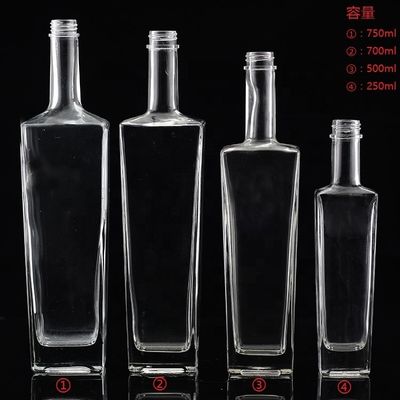 Material base de vidrio Vodka Liquor Botella de vidrio de diferentes tamaños para destilerías