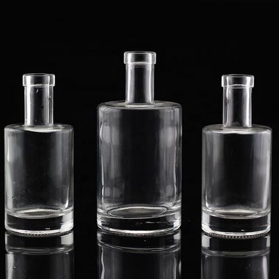 Material base de vidrio Vodka Liquor Botella de vidrio de diferentes tamaños para destilerías