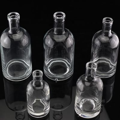 Material base de vidrio Vodka Liquor Botella de vidrio de diferentes tamaños para destilerías
