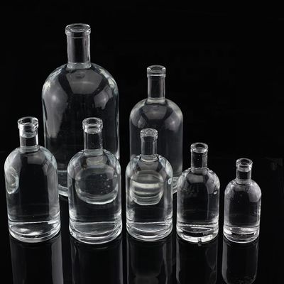 Material base de vidrio Vodka Liquor Botella de vidrio de diferentes tamaños para destilerías