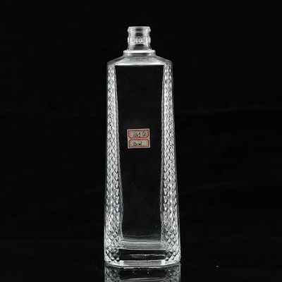 Botella de licor vacía de cuerpo de vidrio tallada 500 ml 750 ml para bebidas espirituosas destiladas de alta calidad