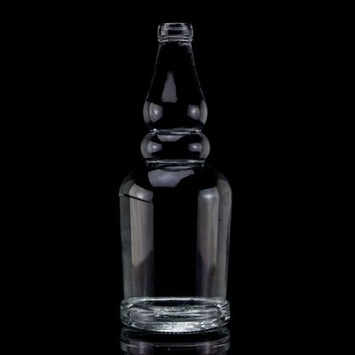 Botella de licor vacía de cuerpo de vidrio tallada 500 ml 750 ml para bebidas espirituosas destiladas de alta calidad