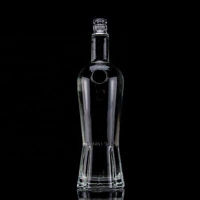 Botella de licor vacía de cuerpo de vidrio tallada 500 ml 750 ml para bebidas espirituosas destiladas de alta calidad