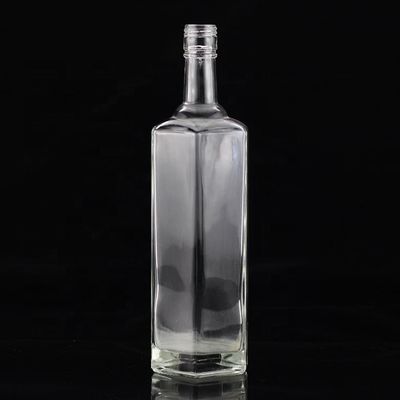 Botella de licor vacía de cuerpo de vidrio tallada 500 ml 750 ml para bebidas espirituosas destiladas de alta calidad