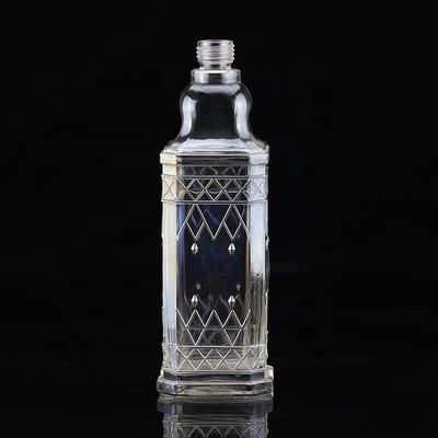 Botella de licor vacía de cuerpo de vidrio tallada 500 ml 750 ml para bebidas espirituosas destiladas de alta calidad