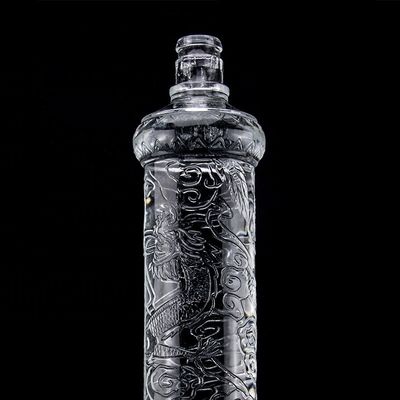 Hermosa botella de vidrio en relieve de dragón con tapa dorada logotipo personalizado y base de vidrio