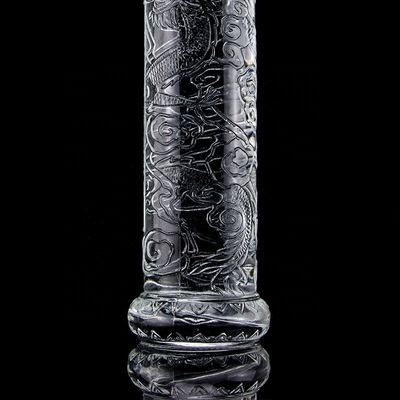 Hermosa botella de vidrio en relieve de dragón con tapa dorada logotipo personalizado y base de vidrio